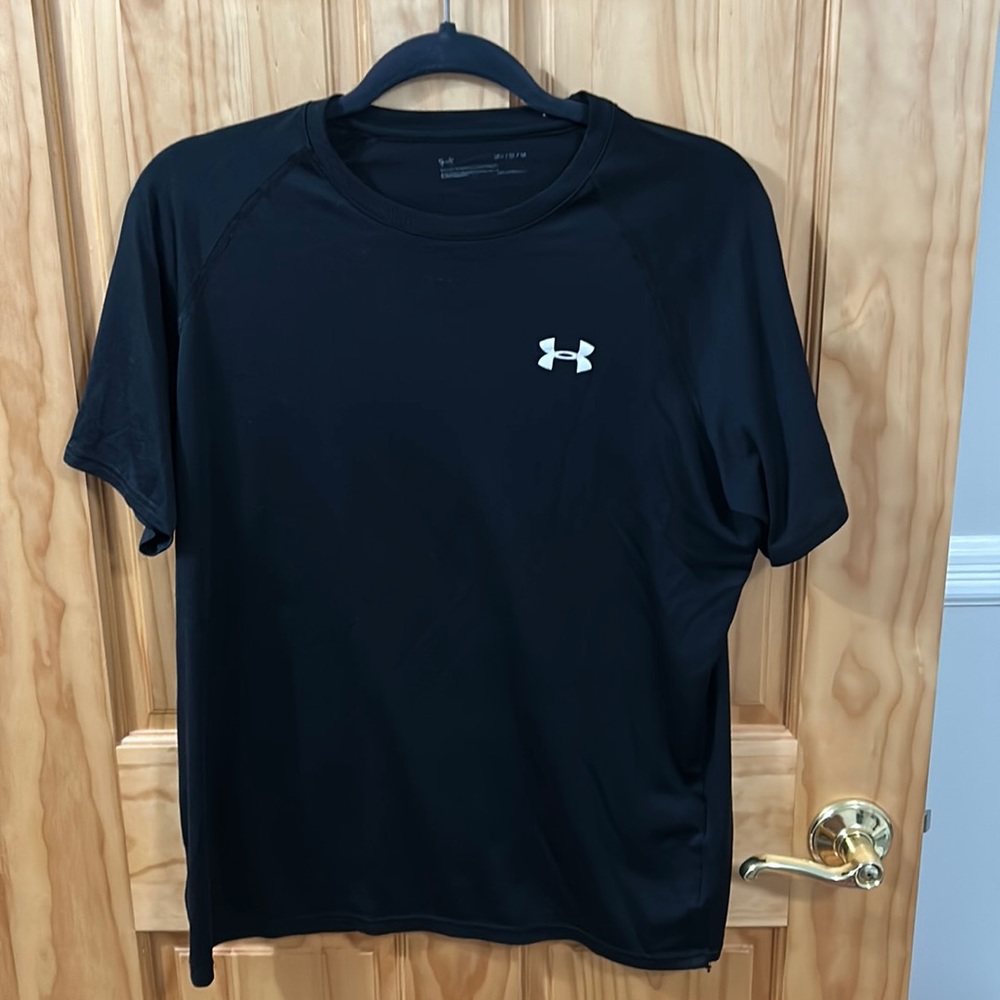 Under armour black tee shirt